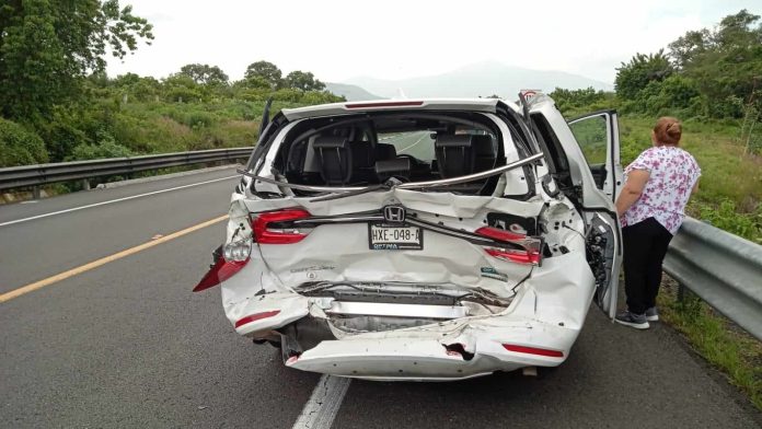Se registra choque entre 2 camionetas en la Pátzcuaro-Cuitzeo