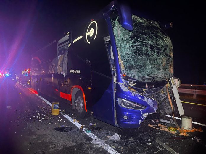 Tres heridos en choque por alcance entre autobús y camión de carga