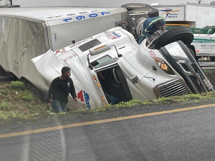 Se registra volcadura de tráiler en la México-Guadalajara; chofer queda herido