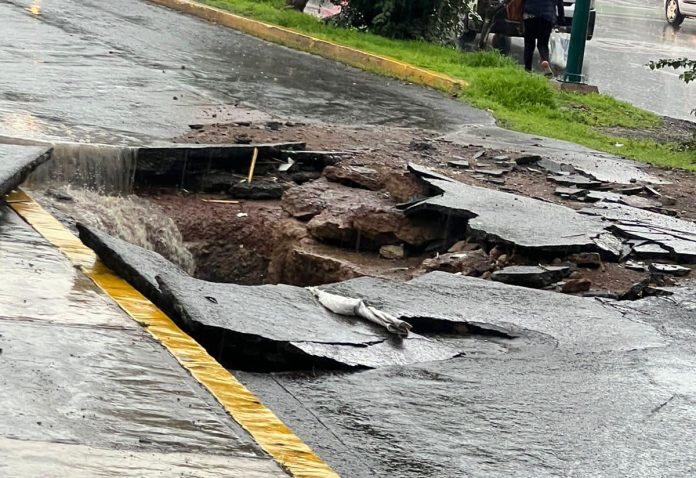 Falla en colector provoca enorme socavón en la lateral de Camelinas en Morelia