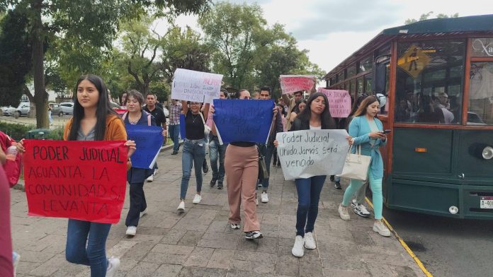 Protestan estudiantes de Derecho contra Reforma Judicial y ponencia de Lenia Batres