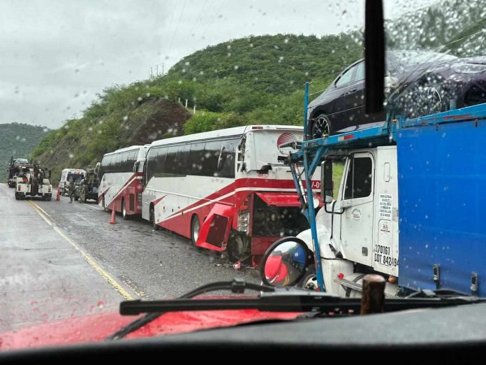 Autobús y un tráiler protagonizan choque por alcance en la Siglo XXI