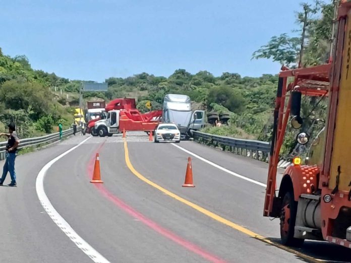Se accidenta tractocamión en la Pátzcuaro-Cuitzeo Se accidenta tractocamión en la Pátzcuaro-Cuitzeo