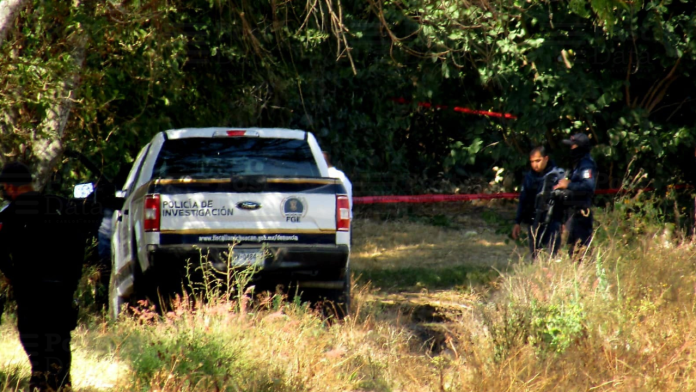 Comuneros localizan cadáver baleado de una mujer al fondo de una barranca en Carapan