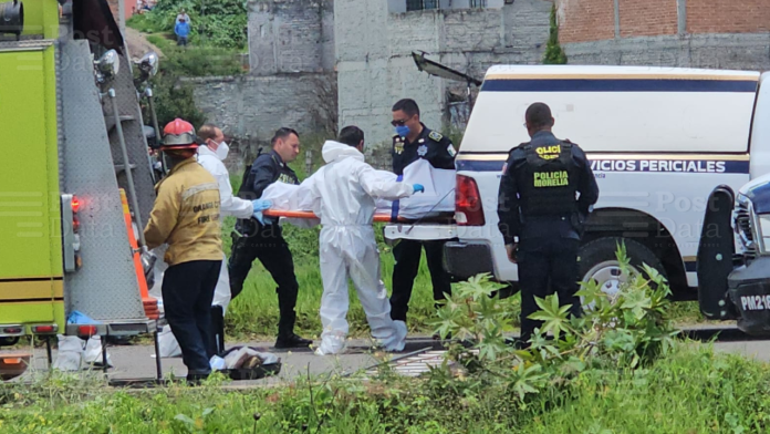 Hallan a hombre muerto y putrefacto en canal de aguas negras al norte de Morelia