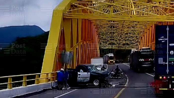 Se registra aparatoso accidente vehicular en los puentes amarrillos la autopista Siglo XXI