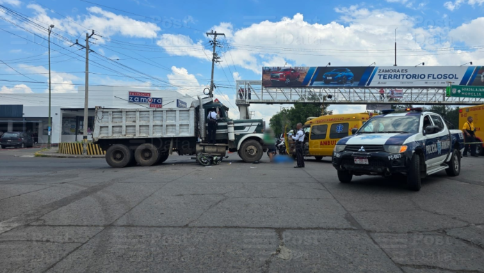 Camión volteo embiste a motociclistas; hay un niño muerto y dos mujeres heridas Camión volteo embiste a motociclistas; hay un niño muerto y dos mujeres heridas
