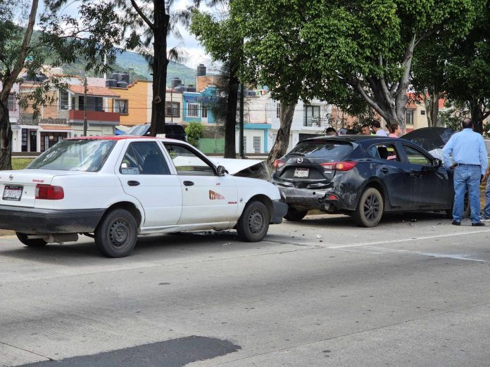 Choque múltiple en Libramiento República de Morelia deja daños materiales