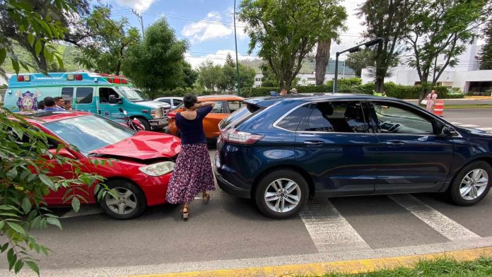 Choque vehicular múltiple deja un motociclista herido en la Av. Camelinas de Morelia