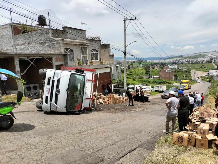 Vuelca camión cervecero cerca del fraccionamiento Villas Oriente Vuelca camión cervecero cerca del fraccionamiento Villas Oriente