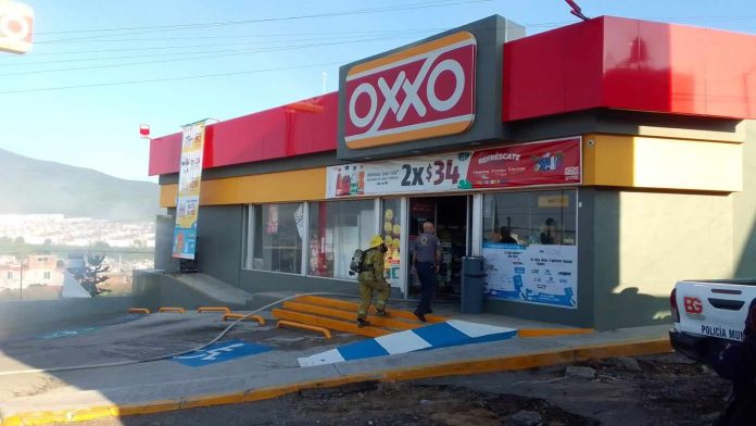 Sujetos intentan quemar Oxxo en Tarímbaro
