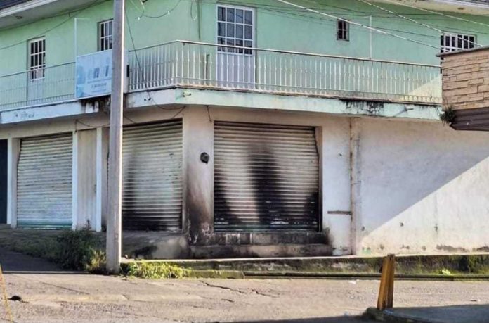 Desconocidos lanzan bombas molotov contra negocio de paquetería en Uruapan