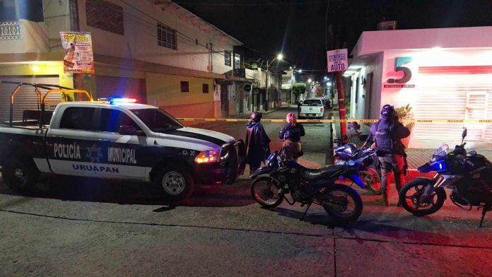 Mujer muere tras ser baleada durante el intento de robo de su camioneta, en Uruapan