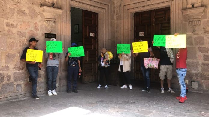 Se manifiestan tianguistas en Palacio Municipal de Morelia, por presunta invasión