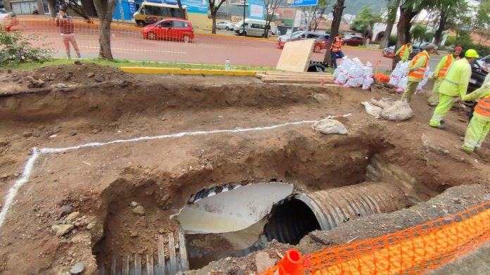 Socavón en Camelinas pudo originarse en Distribuidor Mil Cumbres: Ayuntamiento Morelia