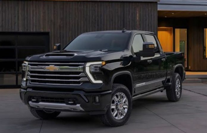 Sujetos armados roban camioneta nueva que era trasladada en camión nodriza