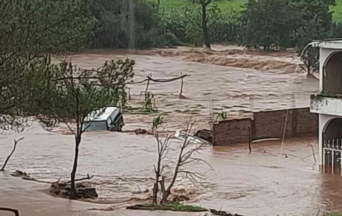Por falta de mantenimiento, lluvias provocaron una represa en la carretera federal a Churintzio: Gobernador
