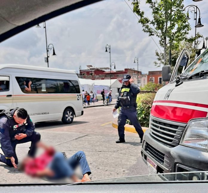 Peatona es impactada por combi en el Centro Histórico de Morelia