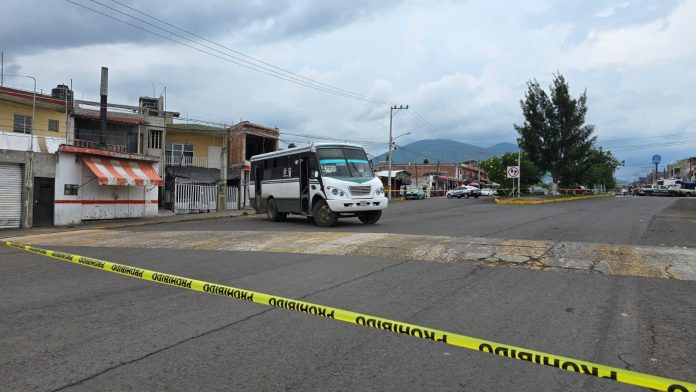 Chofer de autobús es atacado a balazos en Jacona