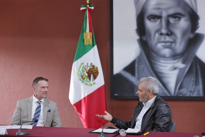 Bedolla y Agregado de Seguridad de EUA reforzarán acciones para mantener la exportación del aguacate