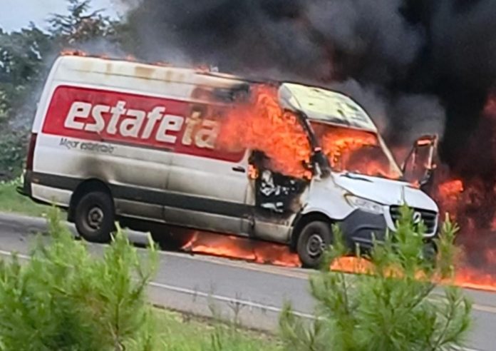 Suman 5 vehículos incendiados por comuneros, tras la desaparición de 7 policías de La Cantera