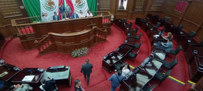 Con un Congreso semivacío, inscriben en letras de oro el nombre de Benedicto López