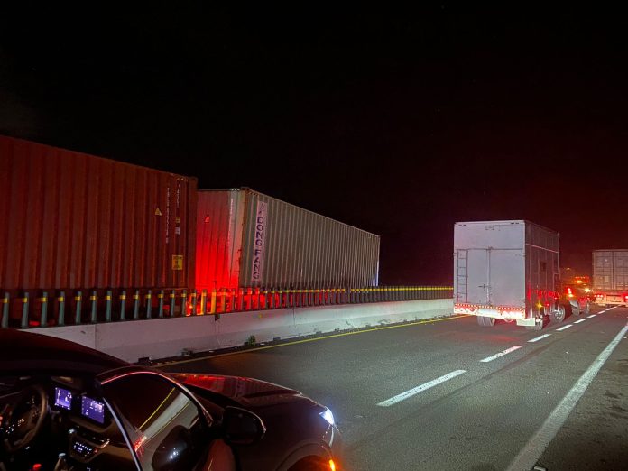 Tráiler choca contra muro de contención en la Pátzcuaro-Cuitzeo