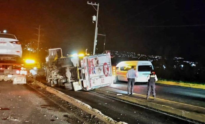 Vuelca camión de helados en el libramiento norte de Morelia