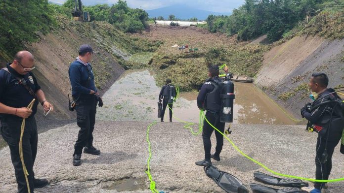 Buscan a joven arrastrado por corriente en presa de Urepetiro