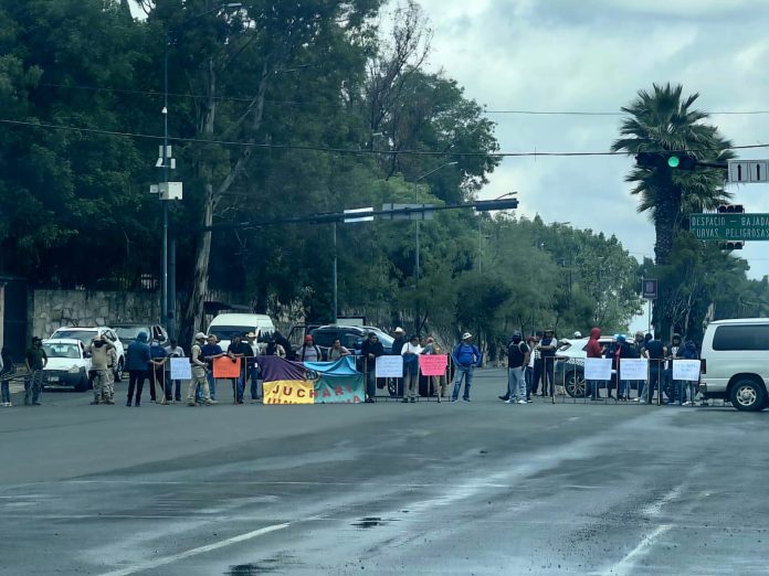 Se manifiestan Kuarichas en Casa Michoacán