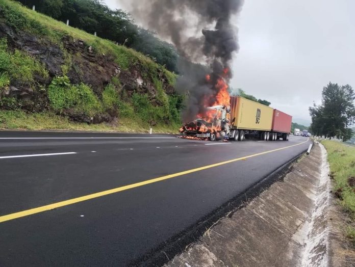 Camión de carga se incendia en la México Guadalajara, no hay heridos
