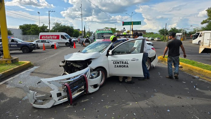 Chocan patrulla de la Guardia Nacional y Taxi frente a la central camioneta de Zamora
