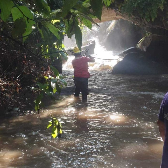 Hombre desaparece tras ser arrastrado por la corriente de río en Zitácuaro