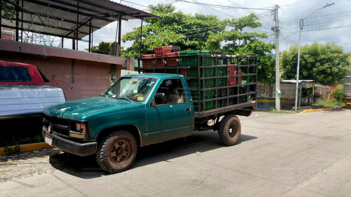 Un niño de 12 años de edad, resultó con fracturas en sus brazos al ser atropellado por una camioneta limonera que se dio a la fuga.