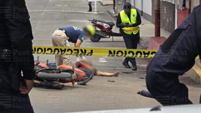 Atacan a dos jóvenes motociclistas en Zamora; hay un muerto