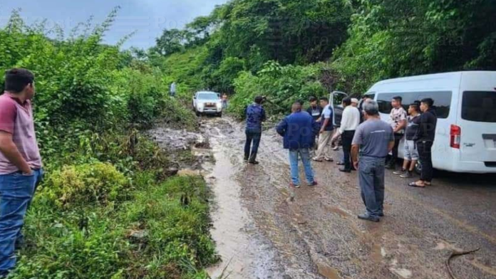 Derrumbe de ladera bloquea la carretera Tzitzio-El Limón de Papatzindan Derrumbe de ladera bloquea la carretera Tzitzio-El Limón de Papatzindan