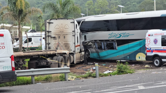 Choque de autobús contra 2 tractocamiones deja 2 muertos y 11 heridos en la Pátzcuaro-Cuitzeo
