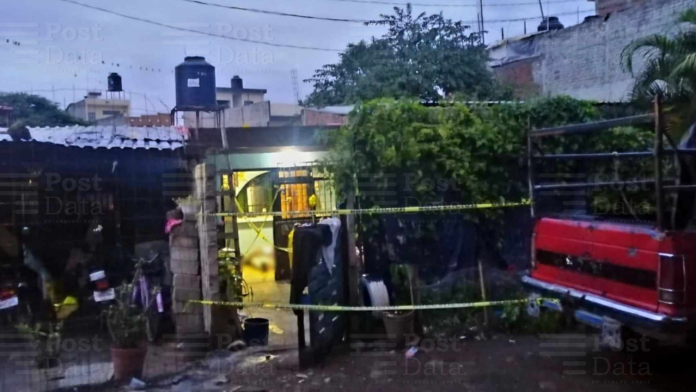 Un joven fue privado de la vida de al menos cinco balazos al interior de una vivienda de la colonia Valencia Segunda Sección,