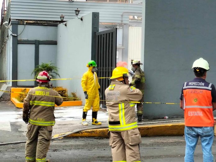 Fuga de químico en planta refresquera de Calzada La Huerta moviliza a bomberos y policías Fuga de químico en planta refresquera de Calzada La Huerta moviliza a bomberos y policías