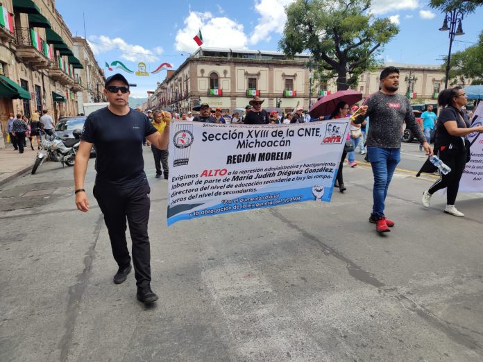Se despliega en Morelia caravana magisterial, generan caos vial