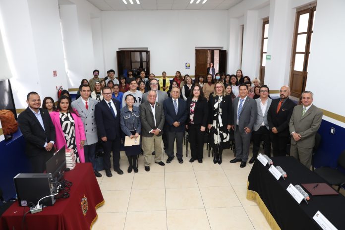 Formar futuros profesionistas de calidad para el avance de las Letras y las Humanidades: Acreditadores