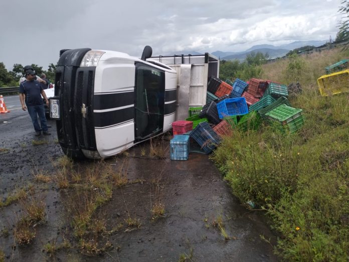 Suman 4 accidentes en la autopista Siglo XXI durante las últimas horas