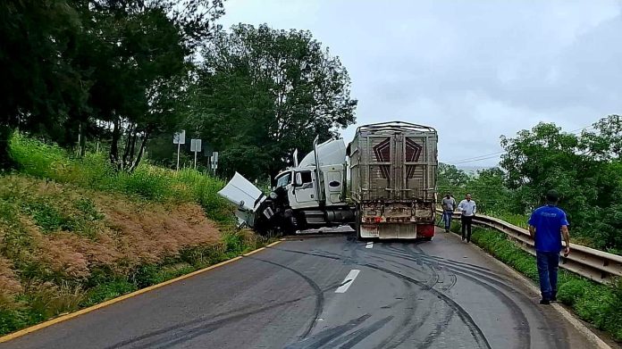 Se accidenta camión torton en la Pátzcuaro-Morelia