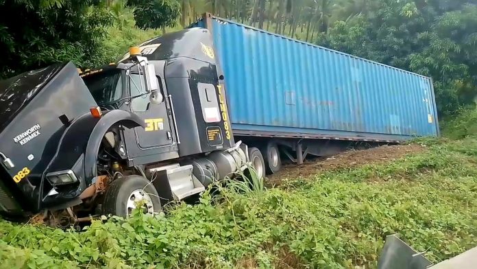 Tráiler se accidenta y termina por fuera de la carpeta asfáltica en la Siglo XXl Tráiler se accidenta y termina por fuera de la carpeta asfáltica en la Siglo XXl