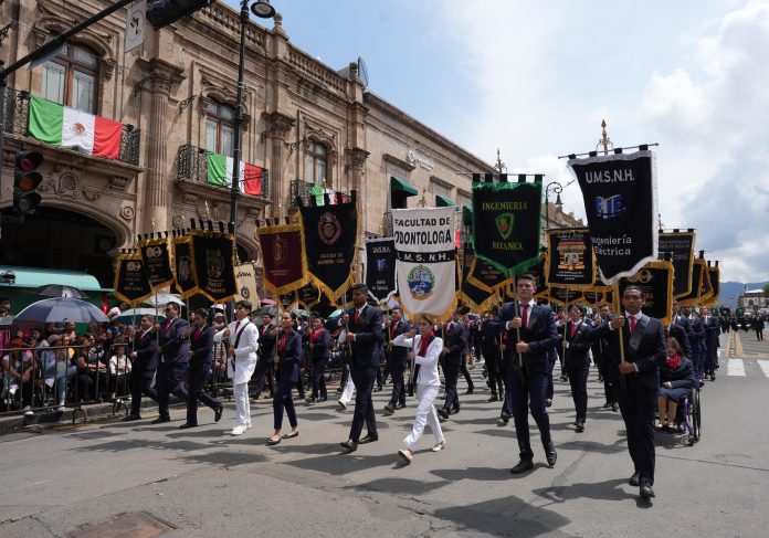 Con templanza y fuerza nicolaitas participaron en el desfile del 16 de septiembre