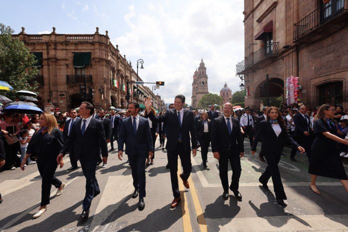 Miles de familias morelianas salieron a las calles para disfrutar del desfile cívico militar que conmemora el 214 aniversario
