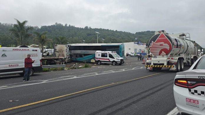 Identifican a chofer y pasajera muertos tras choque de autobús en la Pátzcuaro-Cuitzeo