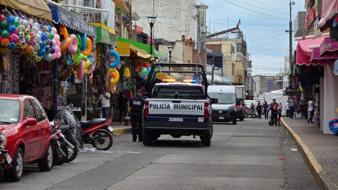 Por causas desconocidas un joven fue atacado a balazos en el Centro de esta ciudad de Zamora. La víctima resultó herida mientras que los agresores se dieron a la fuga corriendo.