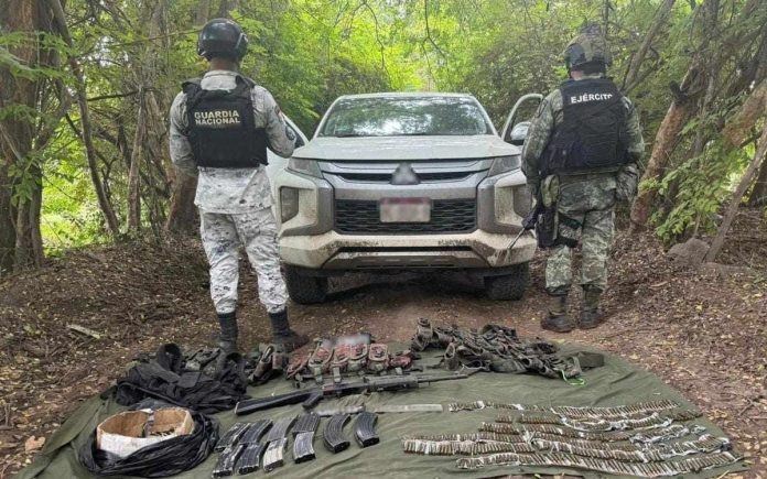 Militares y guardias nacionales incautan armamento, droga y un vehículo robado en Buenavista