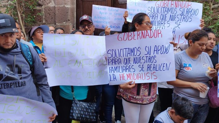 Pacientes protestan por suspensión de hemodiálisis frente a Palacio de Gobierno